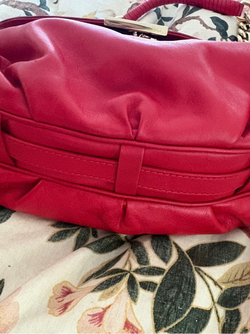 Versace Stunning Red Shoulder Bag with Gold Chain and Back Pocket - Picture 4 of 10